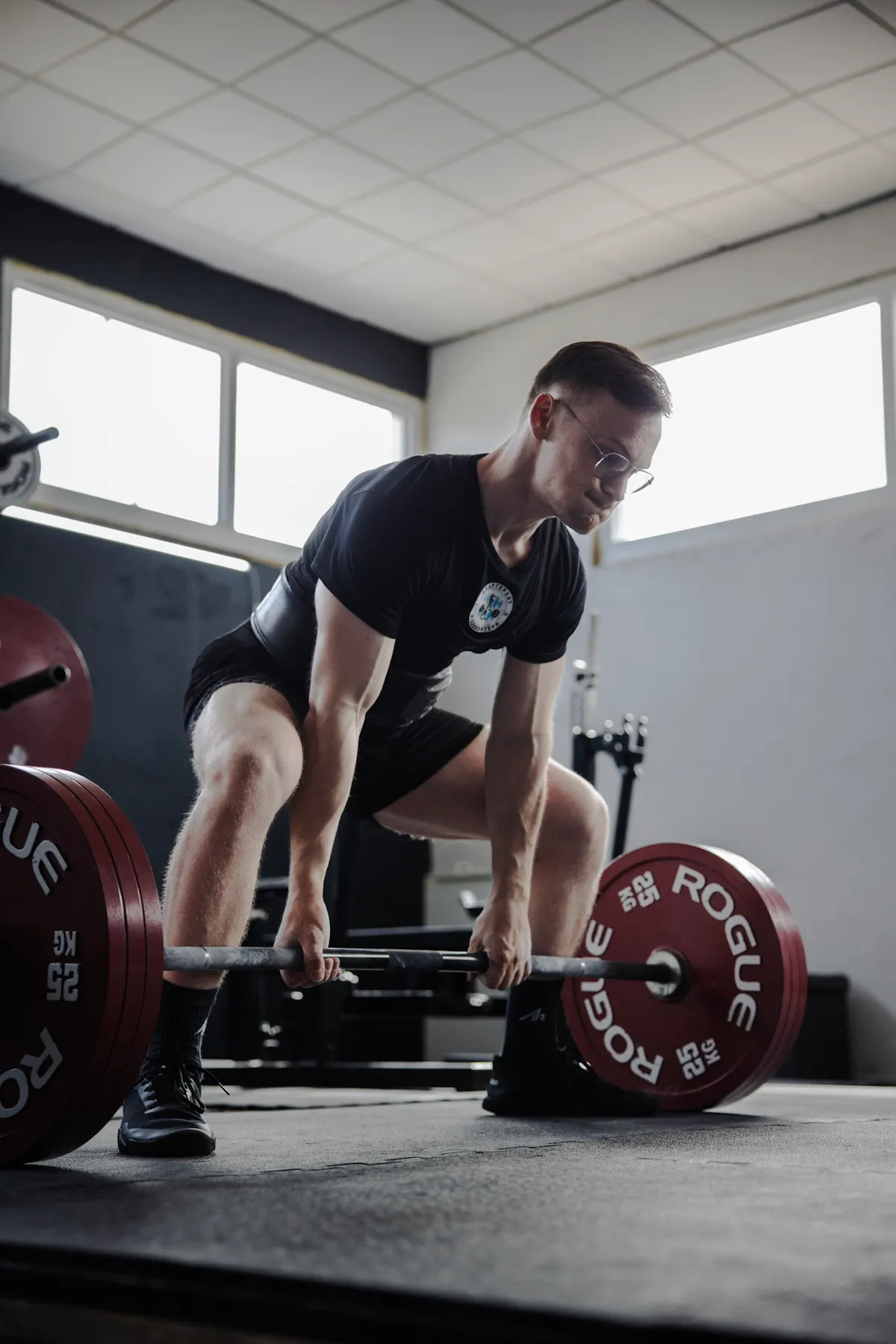 Athlet zieht angestrengt in Sumo an einer Hantel
