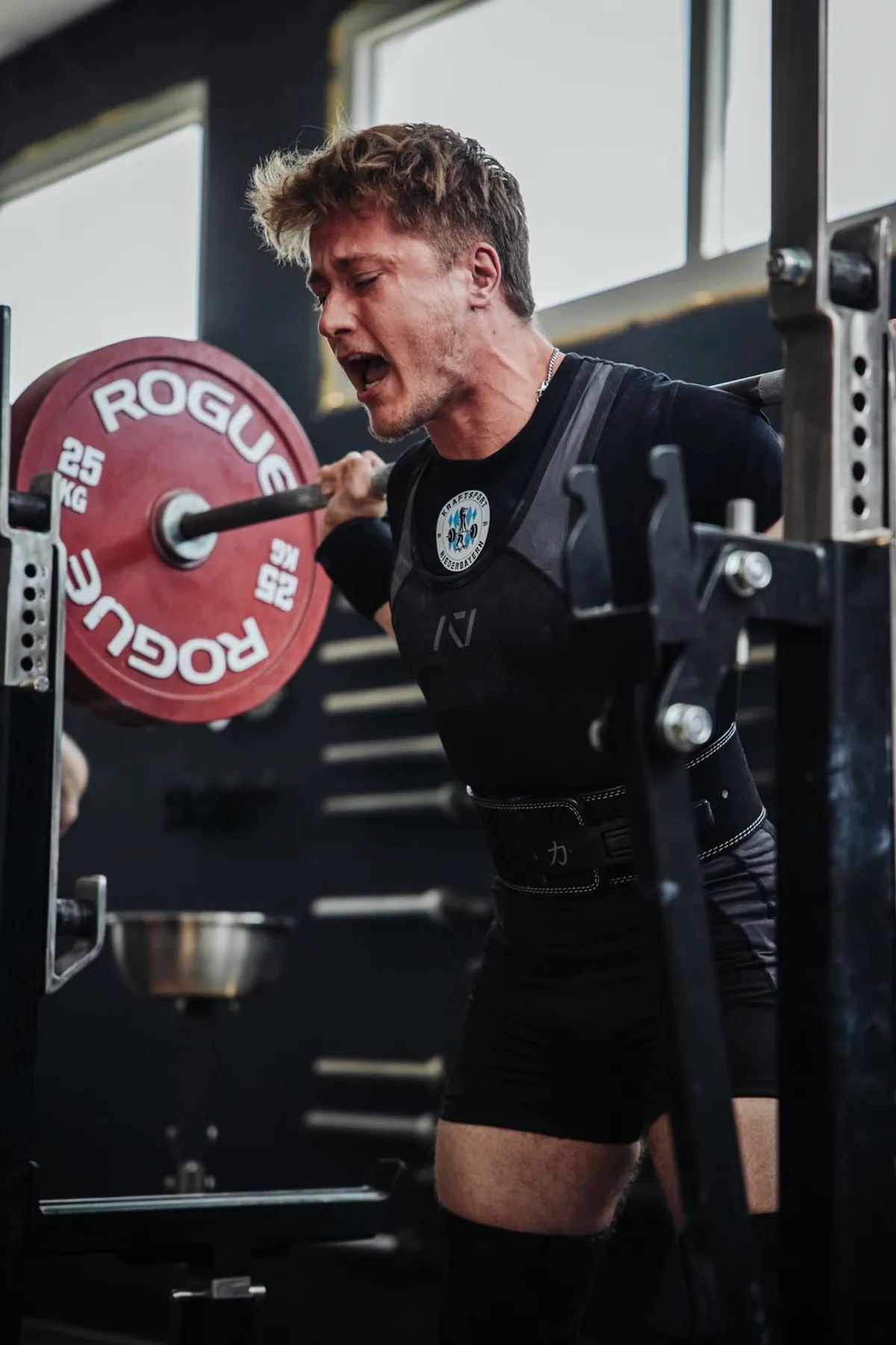 Athlet bei einer schweren Kniebeuge im KSNB Gym
